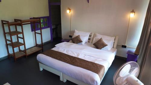 Hotel YAN Residency Naukuchiatal Bhimtalにあるベッド