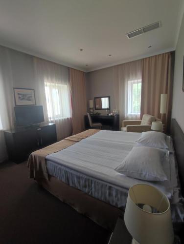 Una cama o camas en una habitación de Optima Kropyvnytskyi Hotel
