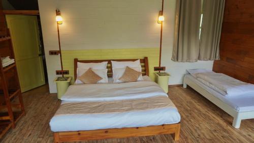 Hotel YAN Residency Naukuchiatal Bhimtalにあるベッド