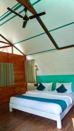 Hotel YAN Residency Naukuchiatal Bhimtalにあるベッド