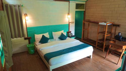 Hotel YAN Residency Naukuchiatal Bhimtalにあるベッド