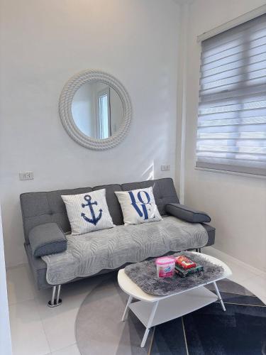 Un lugar para sentarse en Cozy Loft Condo in Tanza with Arcade
