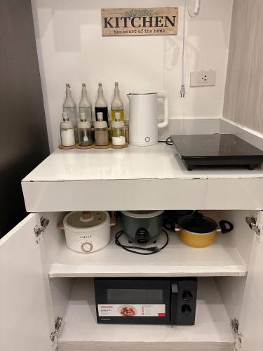 Una cocina o cocineta en Cozy Loft Condo in Tanza with Arcade