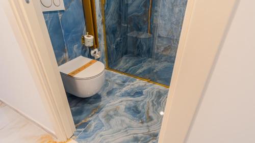 a bathroom with a toilet and a shower at Suite Sirmione Studio - Italian Homing in Sirmione