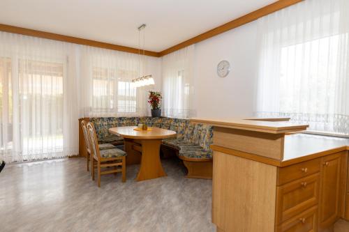 Fotografie z fotogalerie ubytování Ferienwohnung in Grafenstein v destinaci Grafenstein