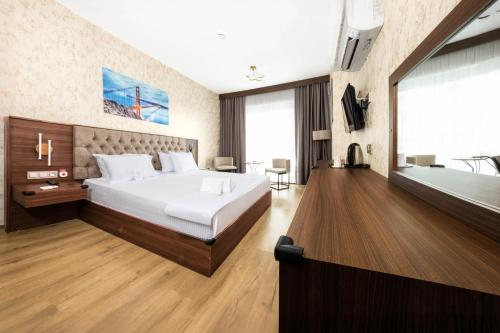 Ένα ή περισσότερα κρεβάτια σε δωμάτιο στο Velmore Hotel & Spa
