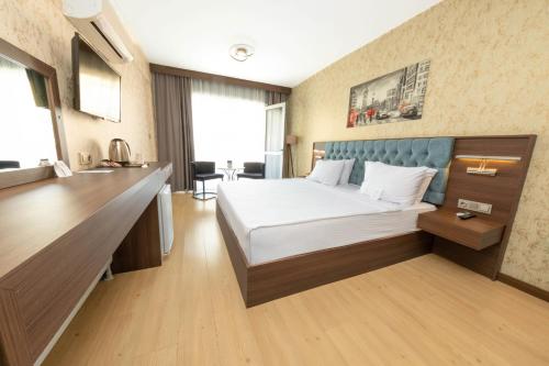 Ένα ή περισσότερα κρεβάτια σε δωμάτιο στο Velmore Hotel & Spa