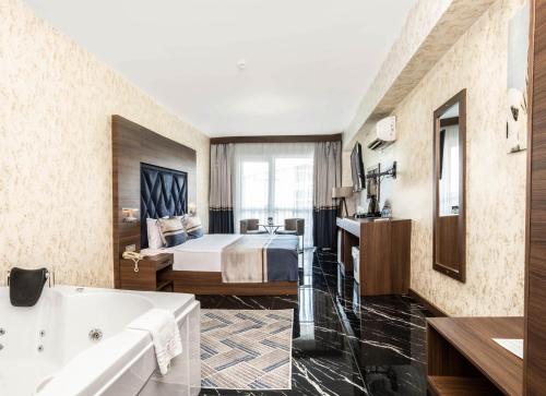 Ένα ή περισσότερα κρεβάτια σε δωμάτιο στο Velmore Hotel & Spa