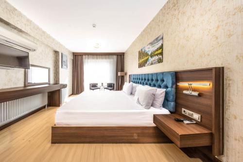 Katil atau katil-katil dalam bilik di Velmore Hotel & Spa