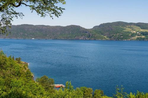 una vista de un gran cuerpo de agua en Nice House by the Sea with private beach and jetty, en Hjelmeland