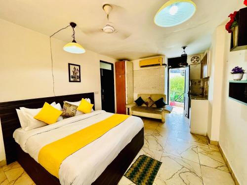 a bedroom with a bed and a couch in a room at Hotel Hauz Khas Inn Near Hauz Khas Fort and Deer Park in New Delhi