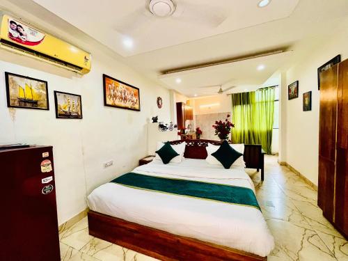 a bedroom with a large bed in a room at Hotel Hauz Khas Inn Near Hauz Khas Fort and Deer Park in New Delhi