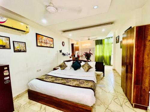 a bedroom with a large bed in a room at Hotel Hauz Khas Inn Near Hauz Khas Fort and Deer Park in New Delhi