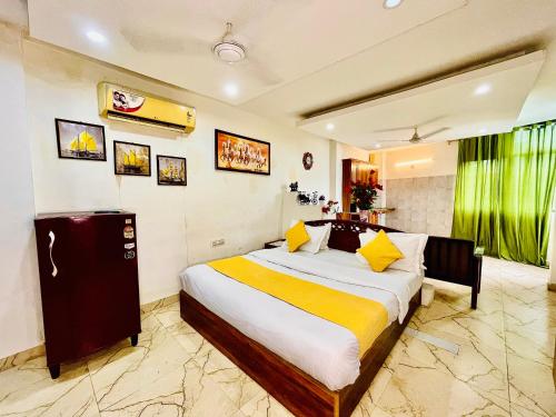 a bedroom with a large bed in a room at Hotel Hauz Khas Inn Near Hauz Khas Fort and Deer Park in New Delhi