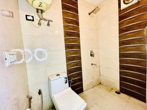 a bathroom with a toilet and a staircase at Hotel Hauz Khas Inn Near Hauz Khas Fort and Deer Park in New Delhi