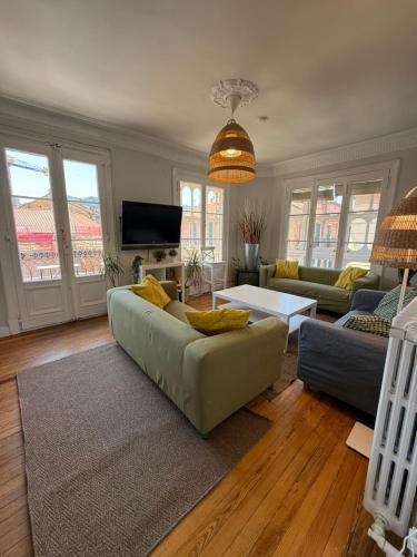 una sala de estar con un sofá y una mesa en Pensión Matilde, en Bilbao