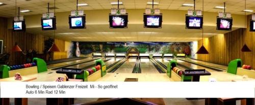 an image of a bowling alley with televisions at Ferienwohnung zentrale Lage Parkplatz kostenlos Grill Terrasse Fahrradraum Kromlau in Kromlau