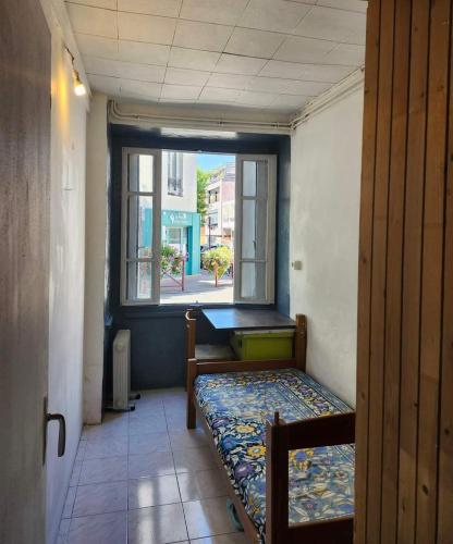 Habitación pequeña con banco y ventana en Just for sleep - Hoche APT, en Le Pré-Saint-Gervais