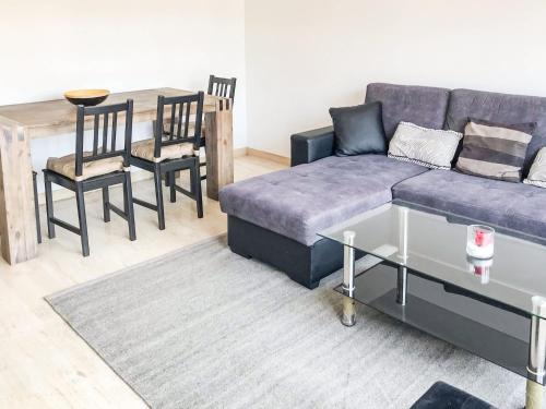 un salon avec un canapé, une table et des chaises dans l'établissement Lympia - one bedroom apartment near the port, à Nice