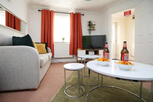 Μια τηλεόραση ή/και κέντρο ψυχαγωγίας στο 3 Bed with Free Parking - Merriotts 1 by Tŷ SA