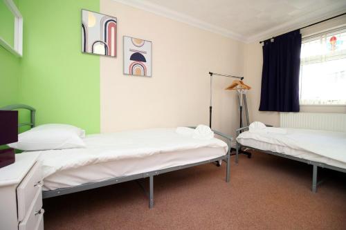 Ένα ή περισσότερα κρεβάτια σε δωμάτιο στο 3 Bed with Free Parking - Merriotts 1 by Tŷ SA