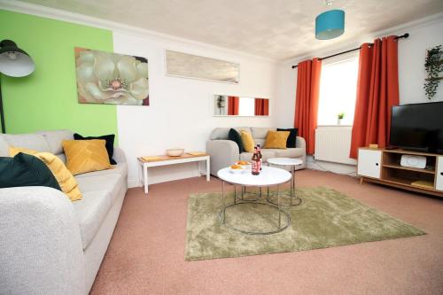 Μια τηλεόραση ή/και κέντρο ψυχαγωγίας στο 3 Bed with Free Parking - Merriotts 1 by Tŷ SA