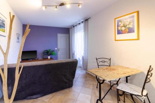 a living room with a table and a couch at Chambre d'hotes Les Clauzels in Proissans