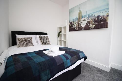 Ένα ή περισσότερα κρεβάτια σε δωμάτιο στο Royal Oak House by Tŷ SA - 5 bedroom house