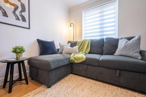 a living room with a blue couch and a table at Ariel Wharf by Tŷ SA in Newport