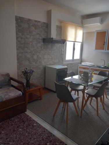Ruang duduk di Nikos apartment