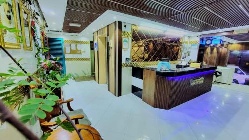 Die Lobby eines Restaurants mit einem Empfangstresen in der Unterkunft Al Arraf Hotel in Dubai