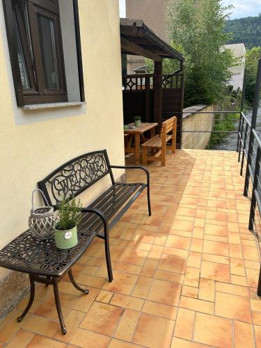 Sandstein-Ferien, FeWo "Biela", gemütlich, zentral, Terrasse, familienfreundlichにあるバルコニーまたはテラス