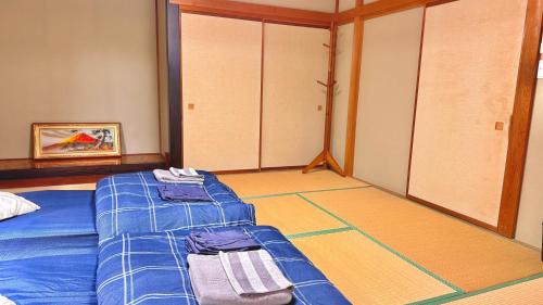 a bedroom with a bed with two towels on it at Torinami Fuji View House in Fujinomiya