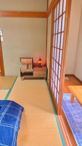 a room with a bed and a table and a chair at Torinami Fuji View House in Fujinomiya