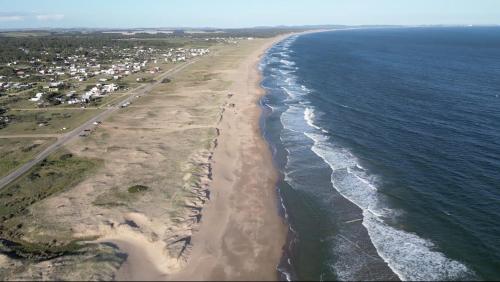 - une vue aérienne sur une plage à côté de l'océan dans l'établissement Moka - Holiday Home by the Sea, à Barra de Portezuelo