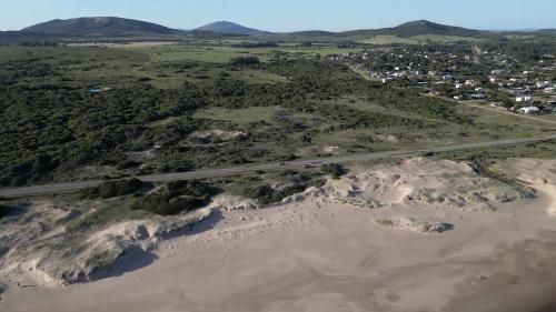 - une vue aérienne sur un pont sur une plage dans l'établissement Moka - Holiday Home by the Sea, à Barra de Portezuelo