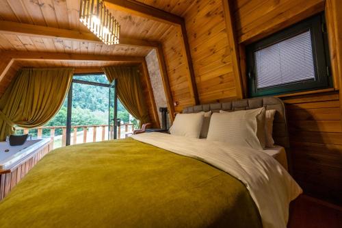a bedroom with a bed in a room with a window at Oria Hotel Boutique in Çamlıhemşin