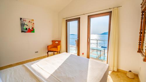 Un dormitorio con una cama y vista al mar. en VİLLA OZ, en Kas