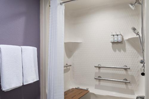 Ванная комната в Garner Hotel Aiken South by IHG