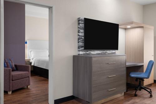 Телевизор и/или развлекательный центр в Garner Hotel Aiken South by IHG