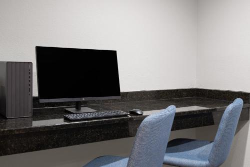Телевизор и/или развлекательный центр в Garner Hotel Aiken South by IHG