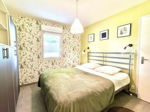 une chambre avec un lit et une fenêtre dans l'établissement Étel - Appartement Moderne 2 Pièces - WiFi - Animaux Bienvenus - Parking Privé - FR-1-479-210, à Étel