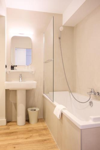 Ένα μπάνιο στο Hôtel Henri IV