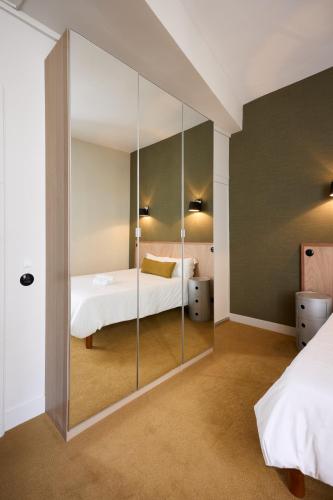 Ένα ή περισσότερα κρεβάτια σε δωμάτιο στο Hôtel Henri IV