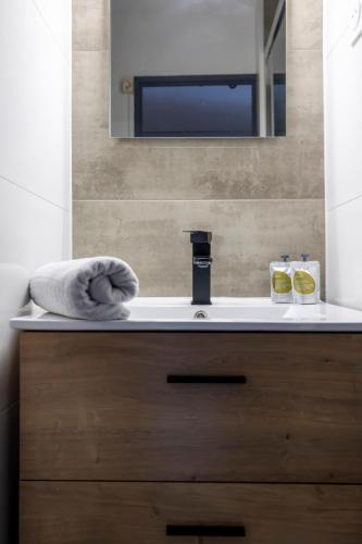 - un lavabo avec miroir et une serviette dans l'établissement Le Prorel appartement au pied du télécabine, à Briançon