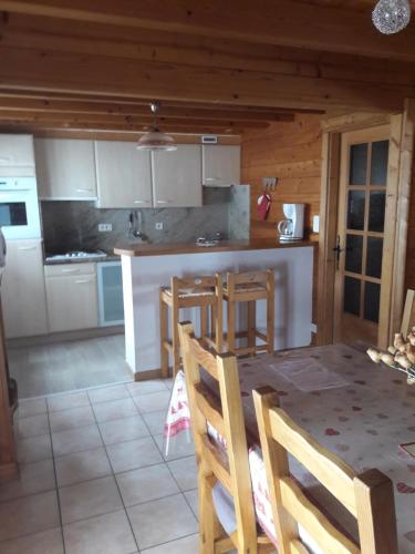Kuchyň nebo kuchyňský kout v ubytování Chalet pour 2 personnes à 700m du Centre Ville