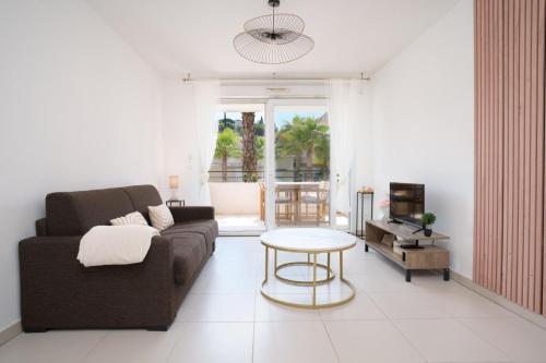 un salon avec un canapé et une table dans l'établissement Appart haut standing Cannes, à Cannes