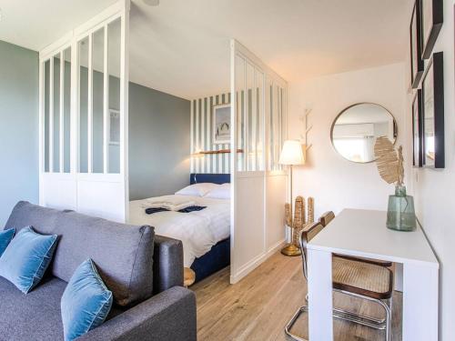 un salon avec un canapé et un lit dans l'établissement Studio moderne à Cabourg avec parking et balcon - FR-1-788-46, à Cabourg