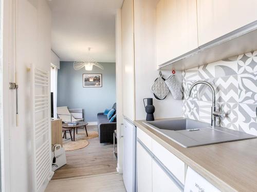 une cuisine avec un évier et un salon dans l'établissement Studio moderne à Cabourg avec parking et balcon - FR-1-788-46, à Cabourg