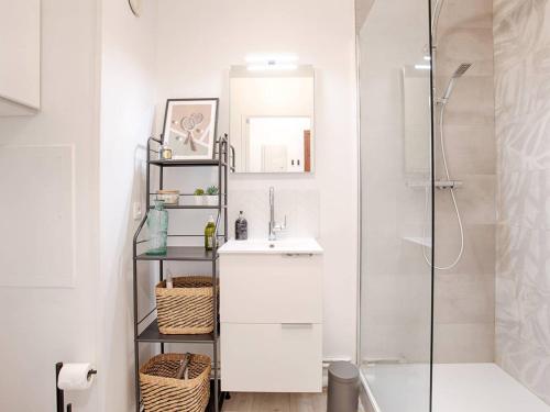 une salle de bain blanche avec un lavabo et une douche dans l'établissement Studio moderne à Cabourg avec parking et balcon - FR-1-788-46, à Cabourg